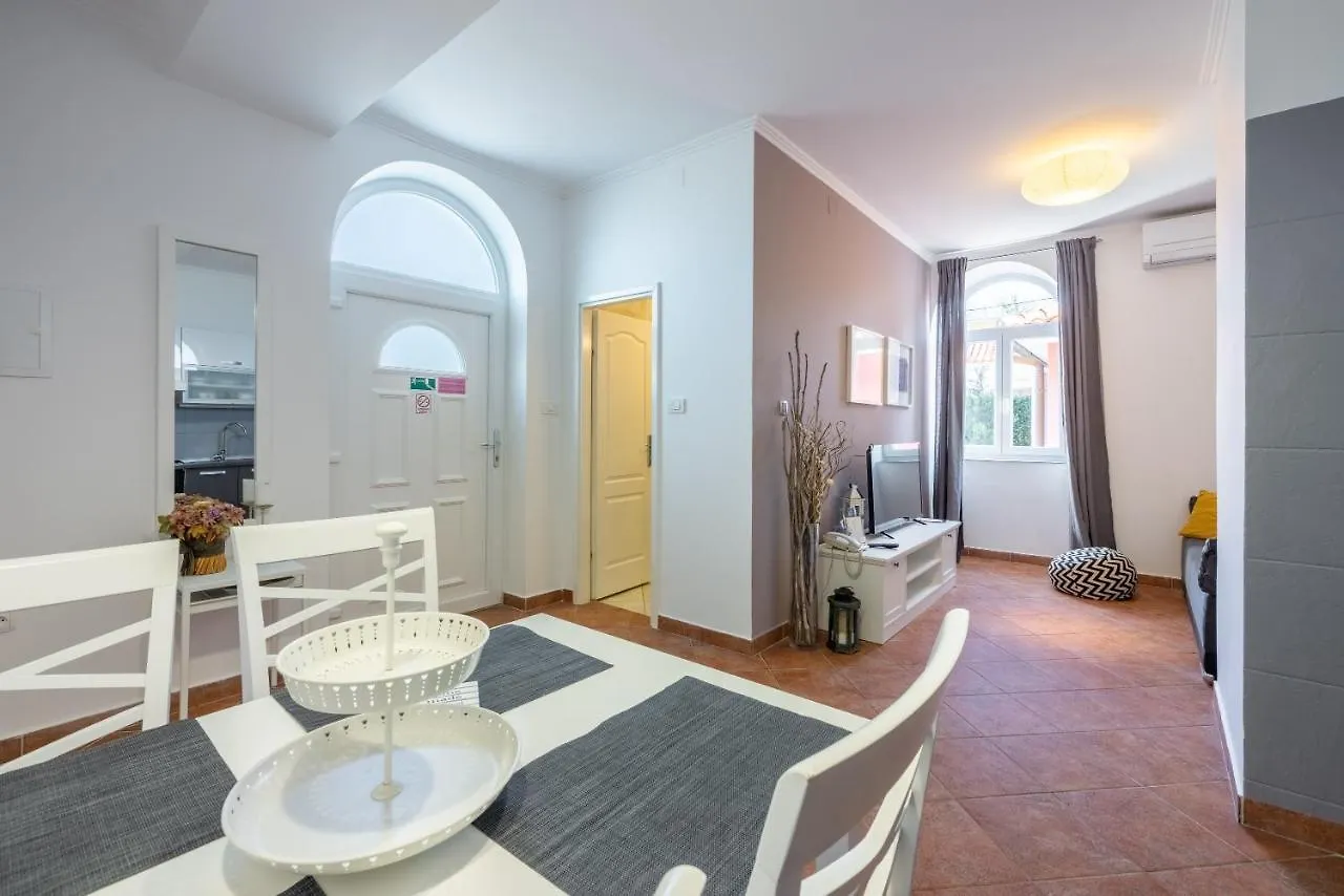 Apartments Villa Dora 클랄제비카